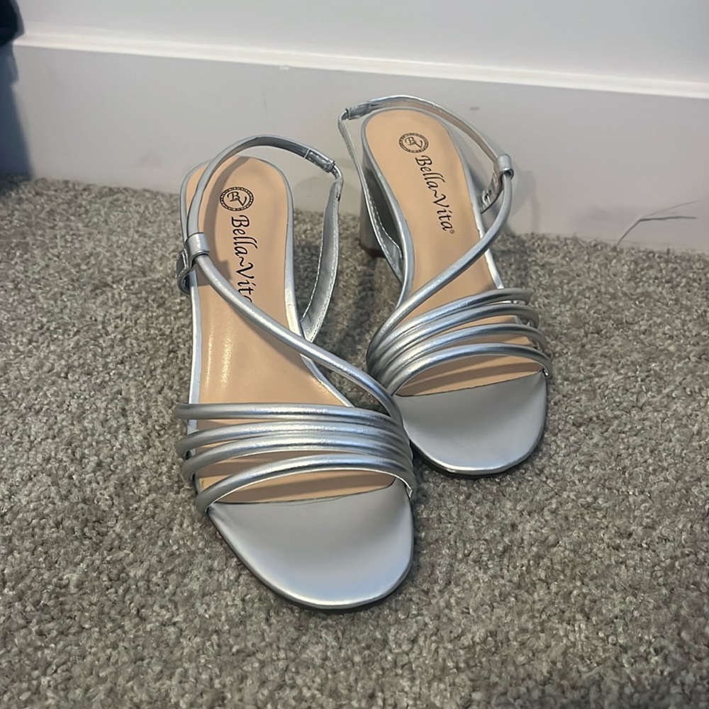 NWOT Bella Vita silver heels